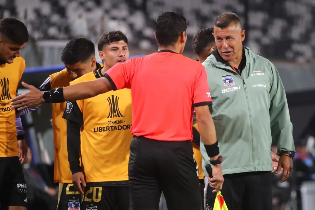 Jorge Almirón se fue con todo encima del arbitraje y, de paso, le pegó a la U. Foto: Photosport.
