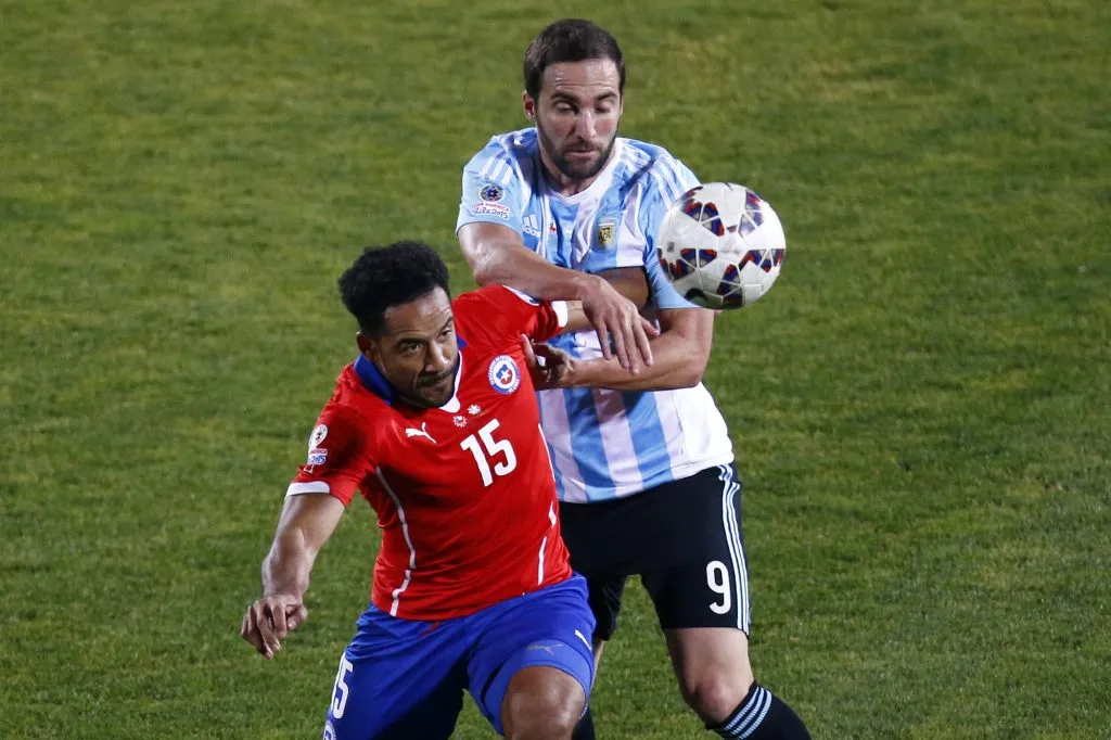 Jean Beausejour contradice versión de Ángelo Henríquez sobre el quinto penal de Chile ante Argentina el 2015.