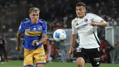 Lucas Cepeda y Lucas Soto van por el balón en el último Colo Colo vs Everton, en la fecha 4 de la Liga de Primera 2025.