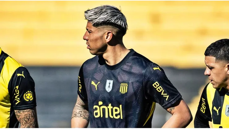 Los hinchas de Racing tiraron fuegos artificiales a Peñarol