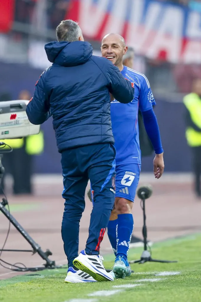 Marcelo Díaz recibe las felicitaciones de Gustavo Álvarez en U de Chile. Foto: Pepe Alvujar/Photosport