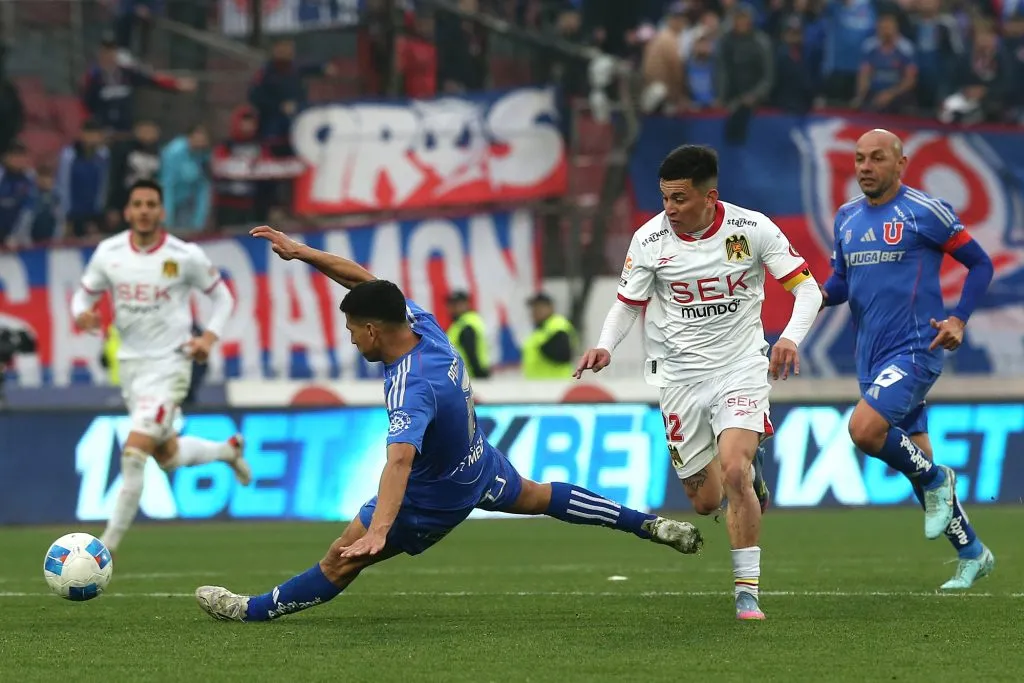 Aránguiz reclama por la amarilla que le pusieron contra Universidad de Chile.