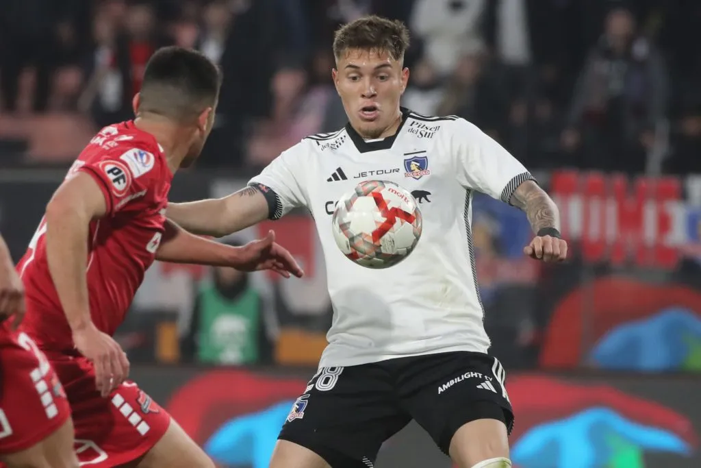 Lucas Soto en acción ante Ñublense: tiene 21 partidos jugados por Colo Colo, donde sumó 508 minutos. (Jonnathan Oyarzun/Photosport).