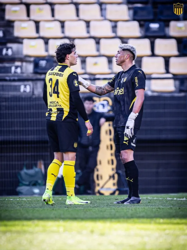 Brayan Cortés junto a Nahuel Herrera, defensor central de Peñarol. (Foto: @OficialCAP).