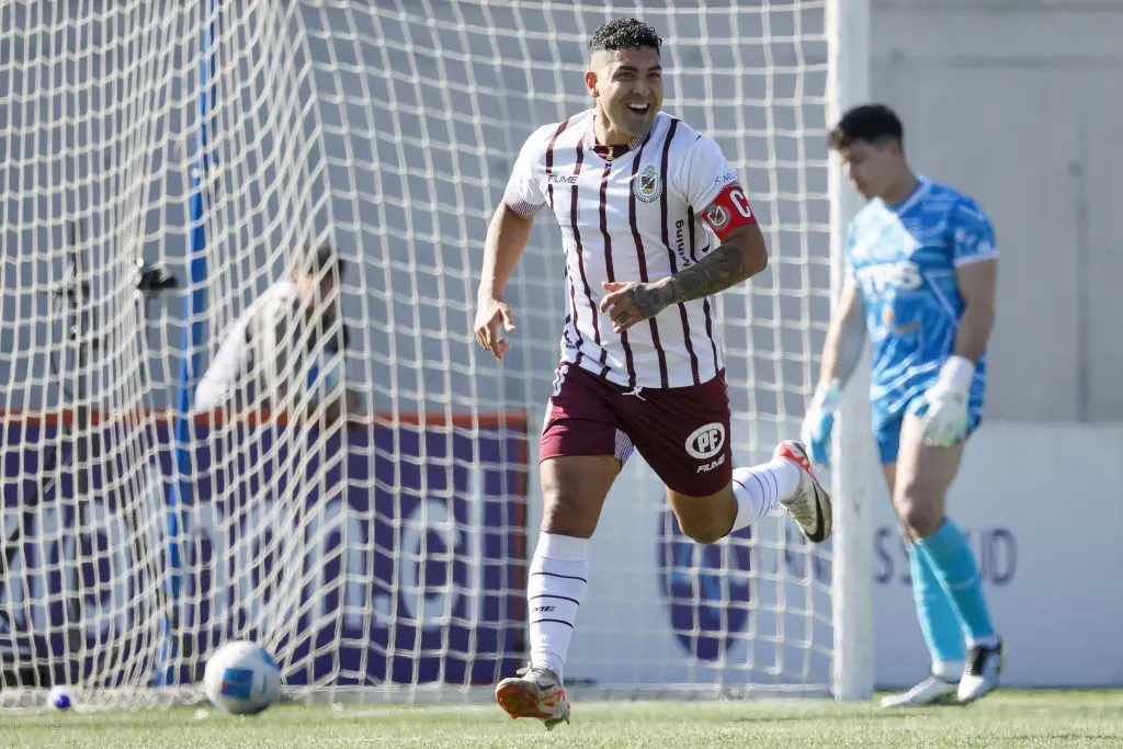 Uno de los tres goles de Jeisson Vargas en la Copa Chile fue a Santiago Wanderers. (Andres Pina/Photosport).