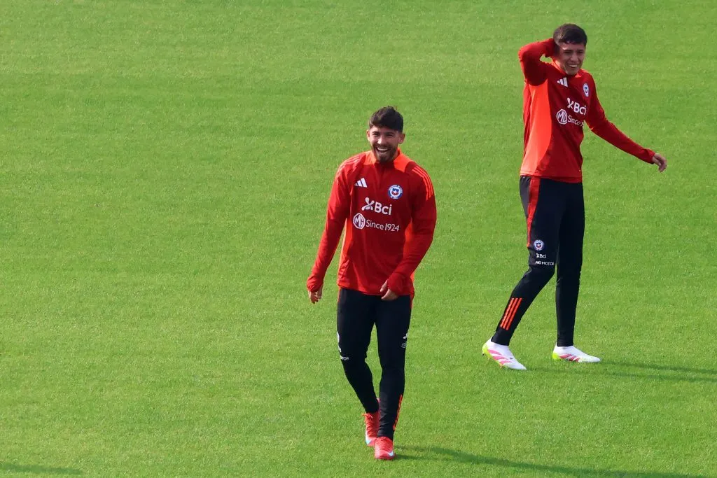 Iván Román junto a Felipe Loyola en un entrenamiento de la selección chilena. (Jonnathan Oyarzun/Photosport).
