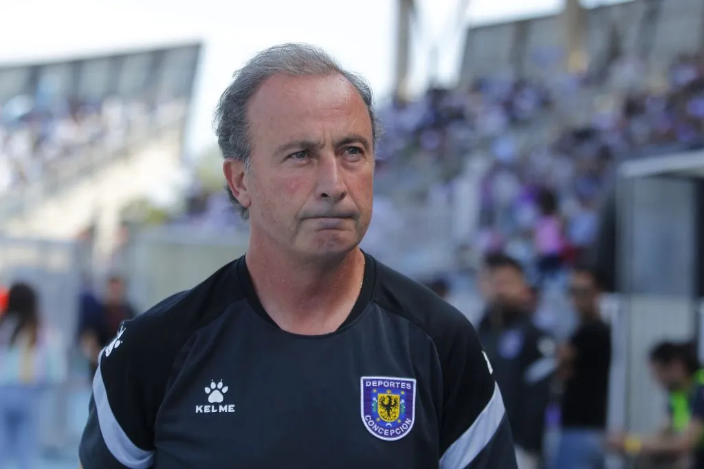 Manuel Suárez reconoció su equivocación con un fanático en la tribuna. (Jorge Loyola/Photosport).
