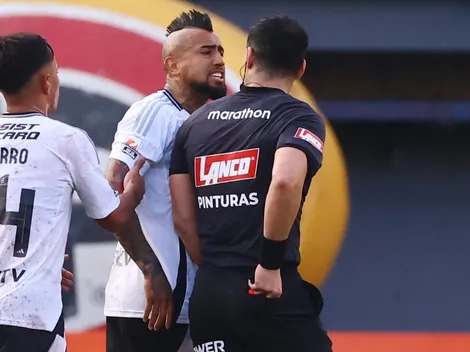 ¡Con insultos! Árbitro denuncia a Vidal y complica a Colo Colo