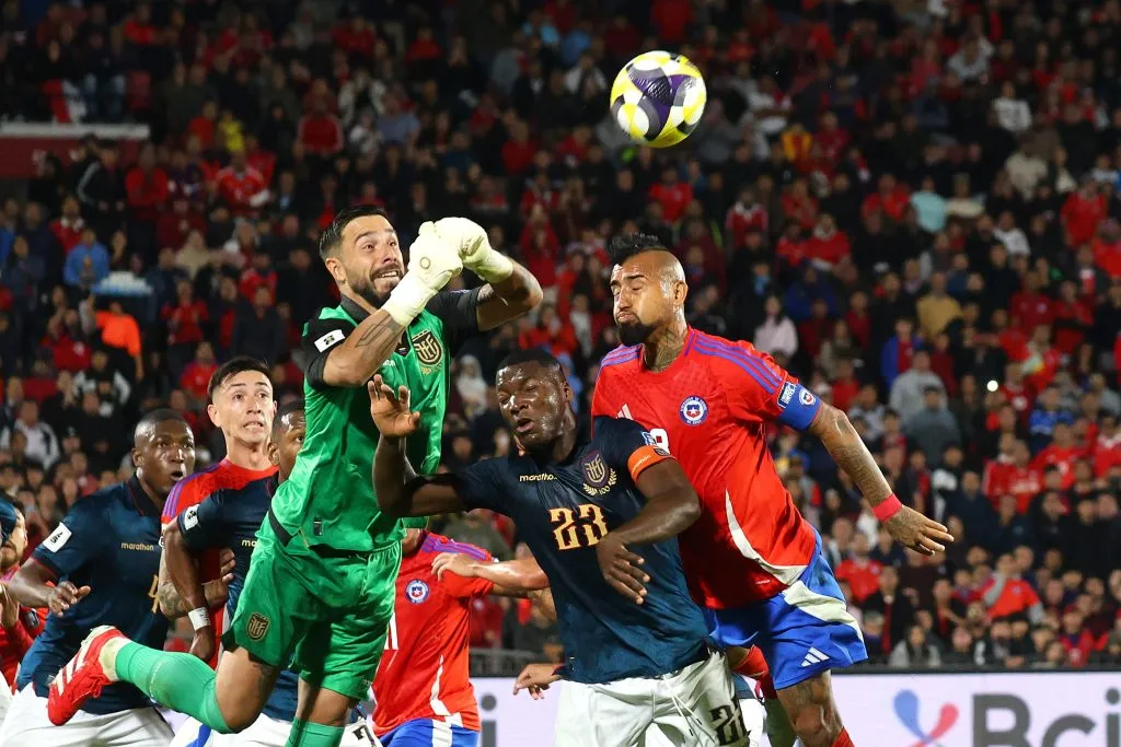 Hernán Galíndez en acción ante la selección chilena. (Marcelo Hernández/Getty Images).