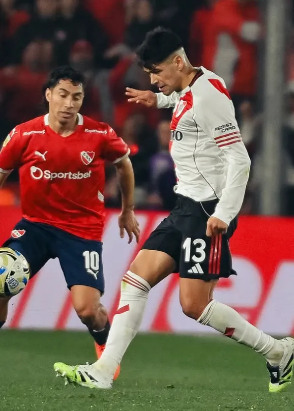 Lautaro Rivero ante Luciano Cabral. (Foto: River Plate).