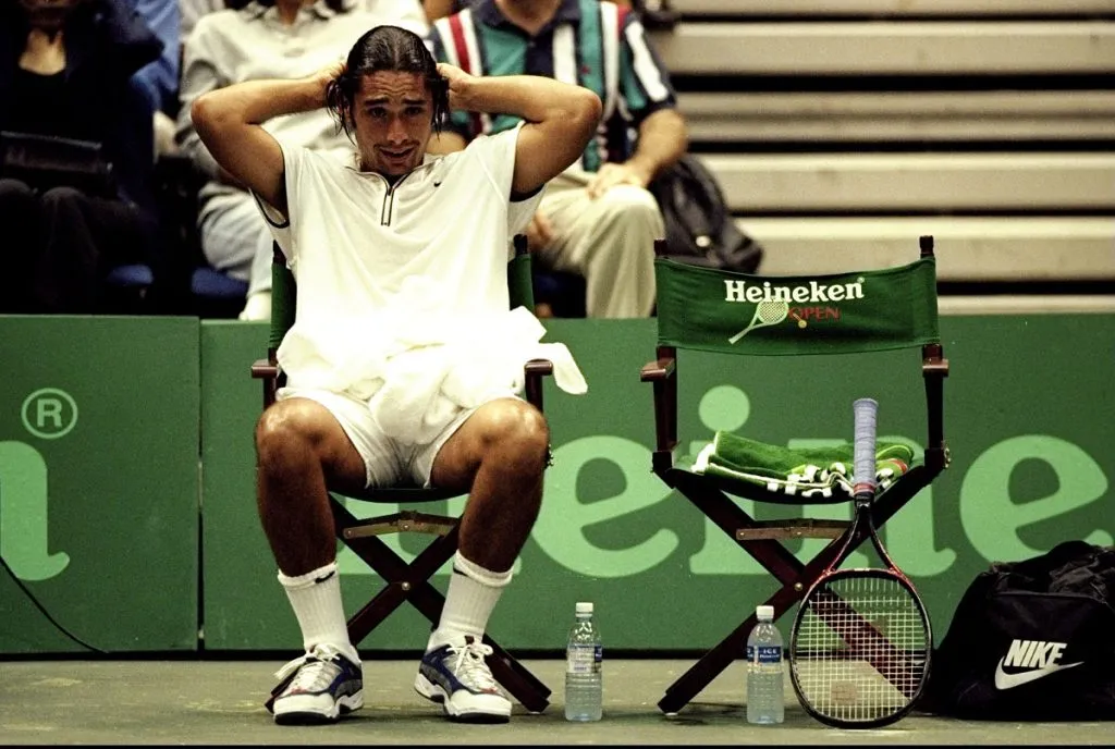 Marcelo Ríos durante el Heineken Open de 1998 en Singapur (Getty Images).