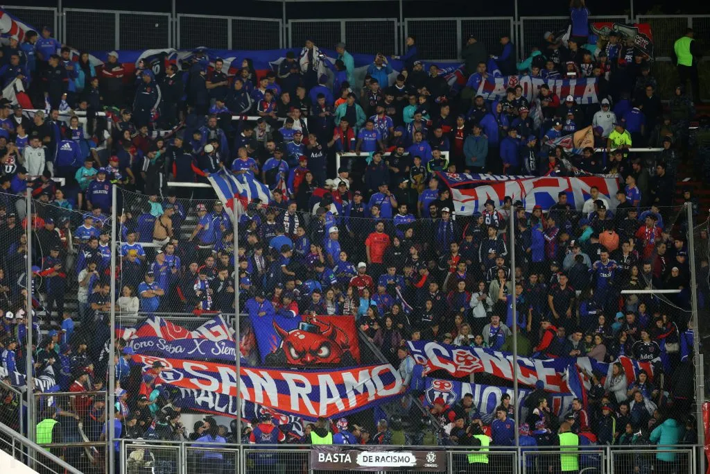Los azules tendrán ubicaciones en el estadio de Independiente. Foto: Javier Vergara/Photosport