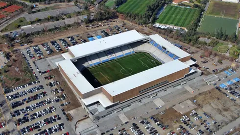 Las Condes entregó a Católica recepción final de obra del Claro Arena.