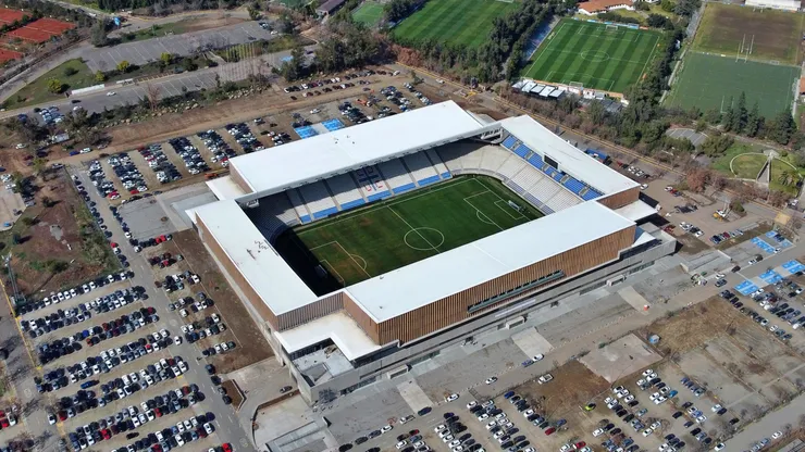 Las Condes entregó a Católica recepción final de obra del Claro Arena.