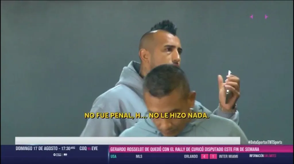Arturo Vidal con sus reclamos en al zona de camarines luego del partido ante Everton.