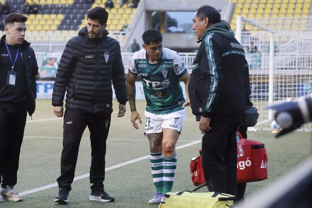 Juan Ignacio Duma era retirado de esta manera del césped sintético de Quillota en el duelo de Santiago Wanderers y Deportes Copiapó. Foto: Sebastian Cisternas/Photosport