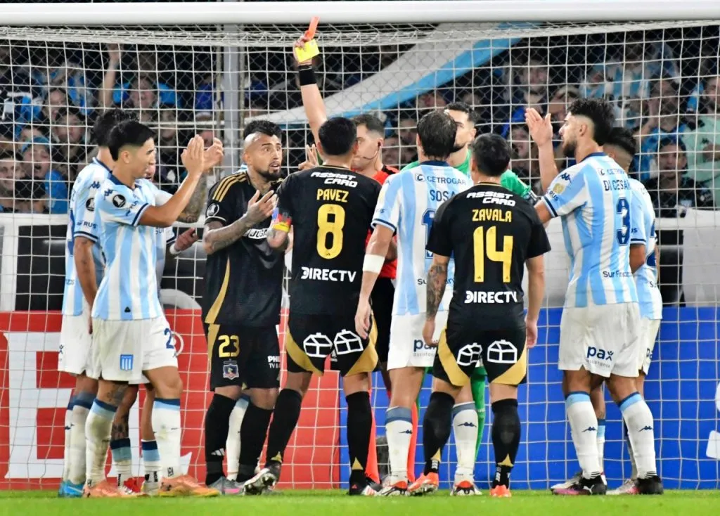 Arturo Vidal en una de sus nueve suspensiones por Colo Colo (Photosport)