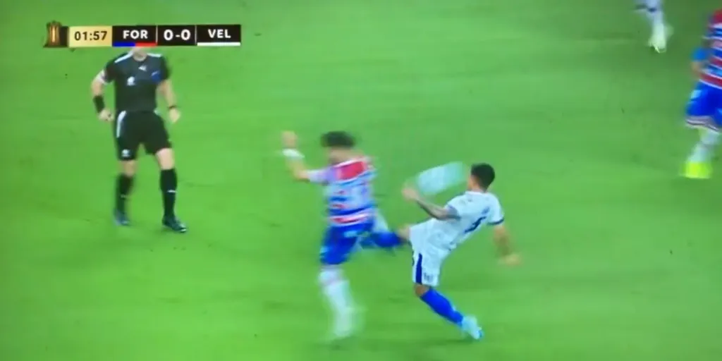 Otra toma de la patada de Baeza a Martínez. (Captura Disney+).