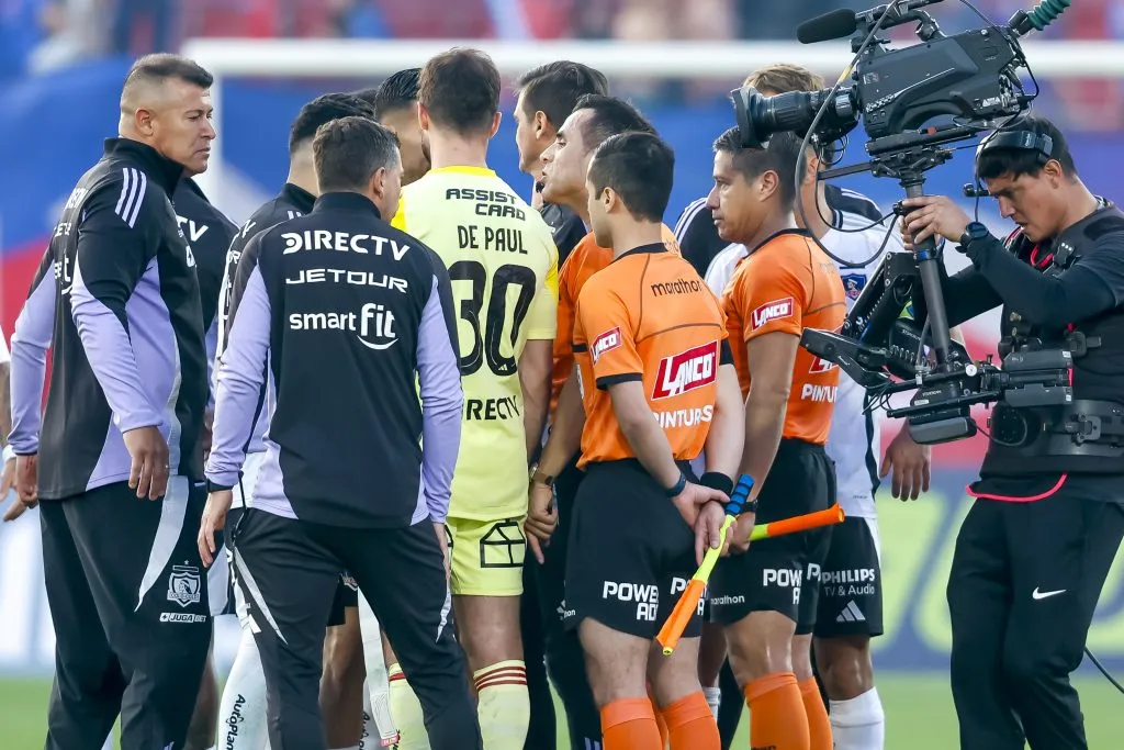 Colo Colo recibió la visita de la Comisión de Árbitros tras los duros reclamos de Jorge Almirón. Foto: Photosport.