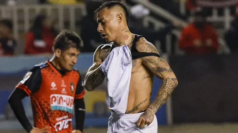 Eduardo Vargas marcó un gol, pero fue anulado con tremenda polémica. Atrás, un debutante del Tomate Mecánico.