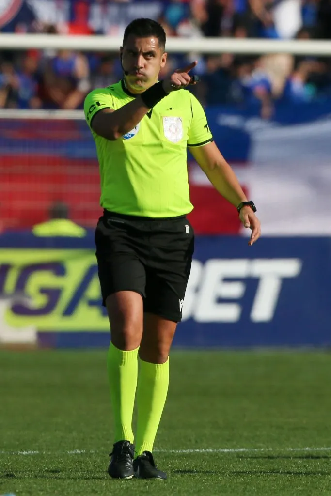 Cristián Garay será el árbitro del clásico entre Colo Colo y Universidad Católica este fin de semana. Foto: Photosport.