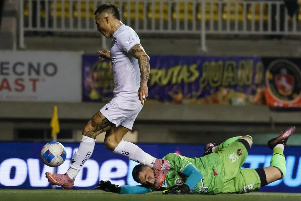 Eduardo Vargas venció así a Nicolás Peranic, pero su gol no contó. (Andres Pina/Photosport).