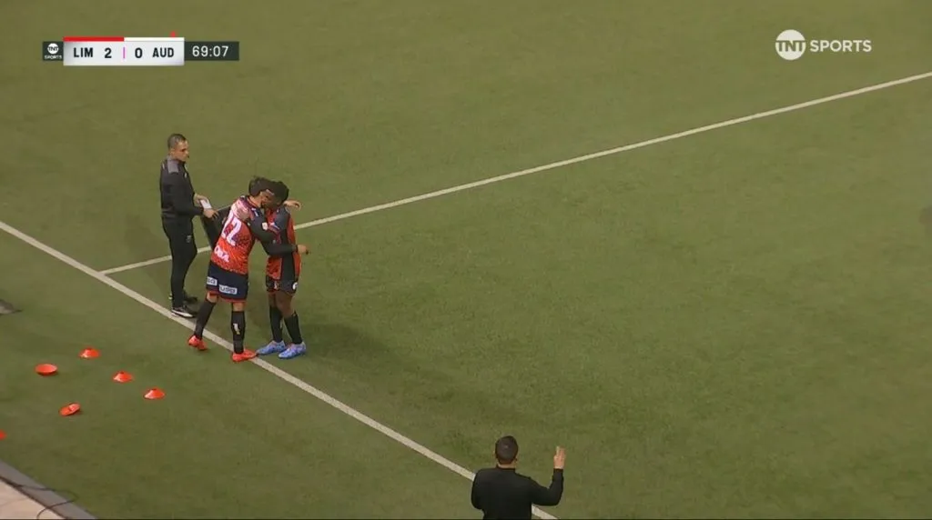 Luis Felipe Maluenda y su entrada por Yorman Zapata. (Captura Estadio TNT Sports).