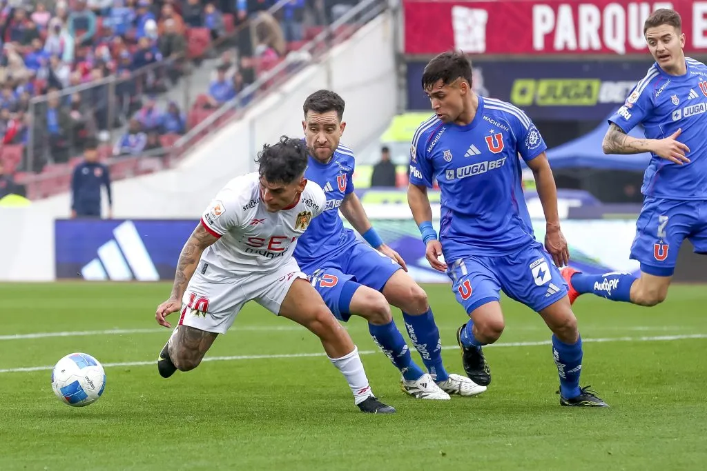 Gonzalo Jara manda una advertencia a la defensa de la U. FOTO: Pepe Alvujar/Photosport