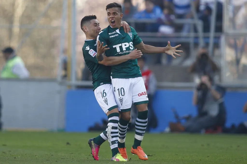 David Terans celebra junto al Torta Opazo su gran gol de tiro libre ante la UC. (Felipe Zanca/Photosport).