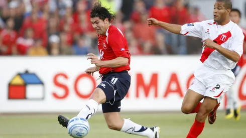 Marcelo Salas definiendo ante Perú, con la zurda.