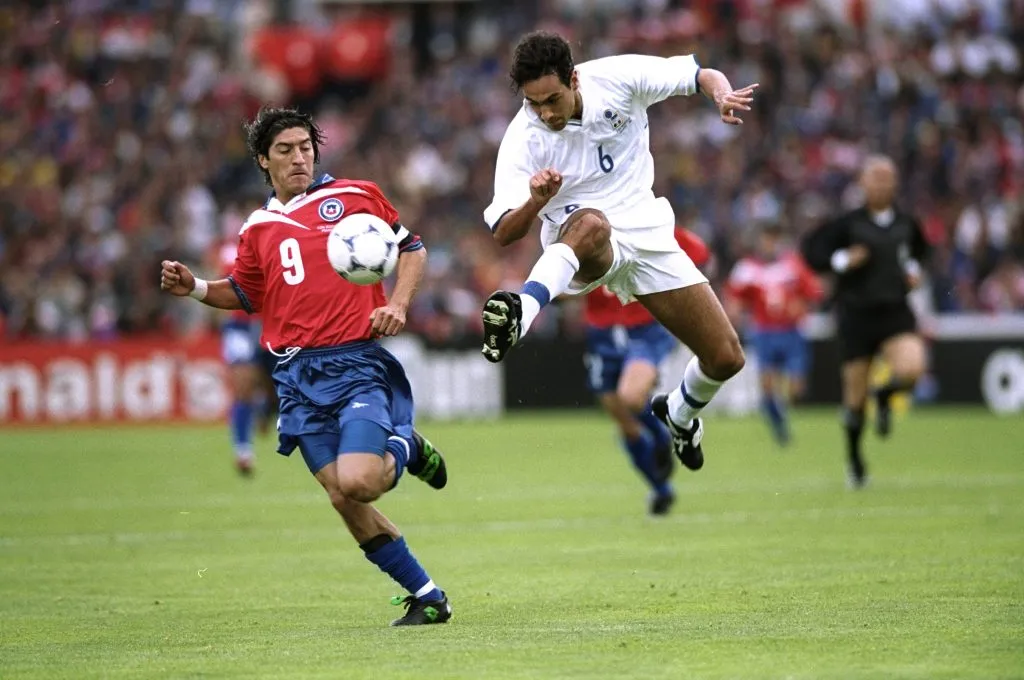 Nesta contra Chile en el Mundial de Francia 98