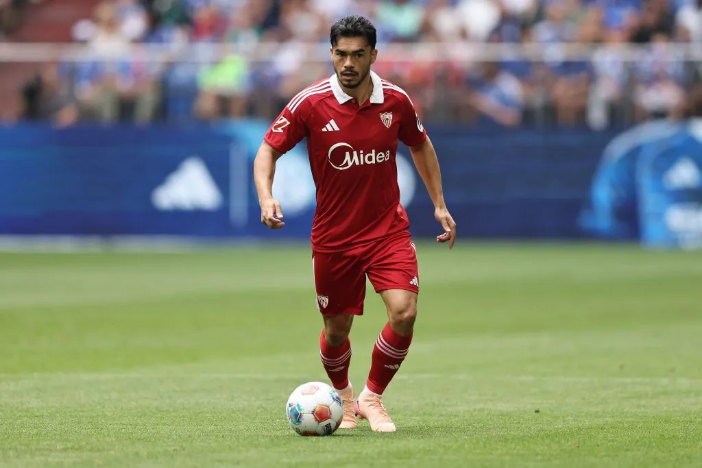 Gabriel Suazo no puede jugar oficialmente por Sevilla. (Photo by Christof Koepsel/Getty Images)