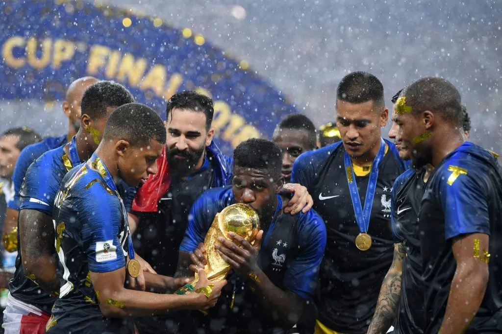 Samuel Umtiti tiene en sus manos el trofeo de campeón que ganó junto a Francia en Rusia 2018. (Matthias Hangst/Getty Images).