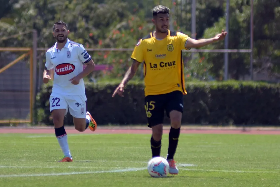 Ignacio Vázquez en acción por San Luis de Quillota, donde jugó 13 partidos y le hizo un gol a Ñublense. También regaló una asistencia.