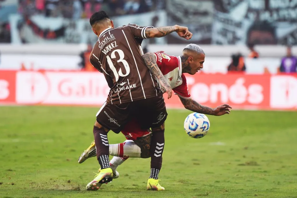Ignacio Vázquez ante Agustín Urzi en la final que Platense le ganó a Huracán. (Joaquín Camiletti/Getty Images).