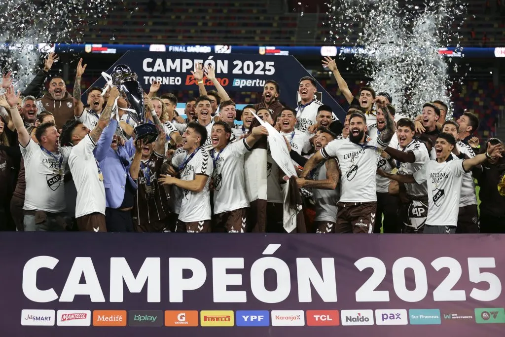 SANTIAGO DEL ESTERO, ARGENTINA – JUNE 01: Ignacio Vazquez, President Sebastián Ordóñez, Guido Mainero of Platense lift the Champion’s trophy after winning the the Torneo Apertura Betano 2025 Final between Huracan and Platense at Estadio Unico Madre de Ciudades on June 01, 2025 in Santiago del Estero, Argentina. (Photo by Joaquín Camiletti/Getty Images)