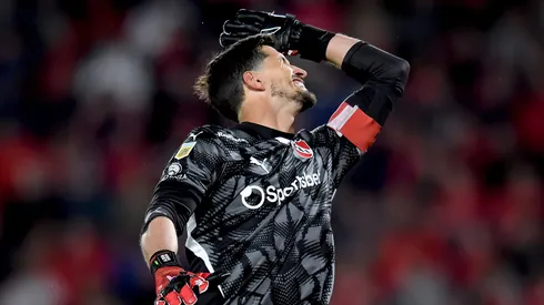 Arquero de Independiente llega con ojo morado y casco contra la U.