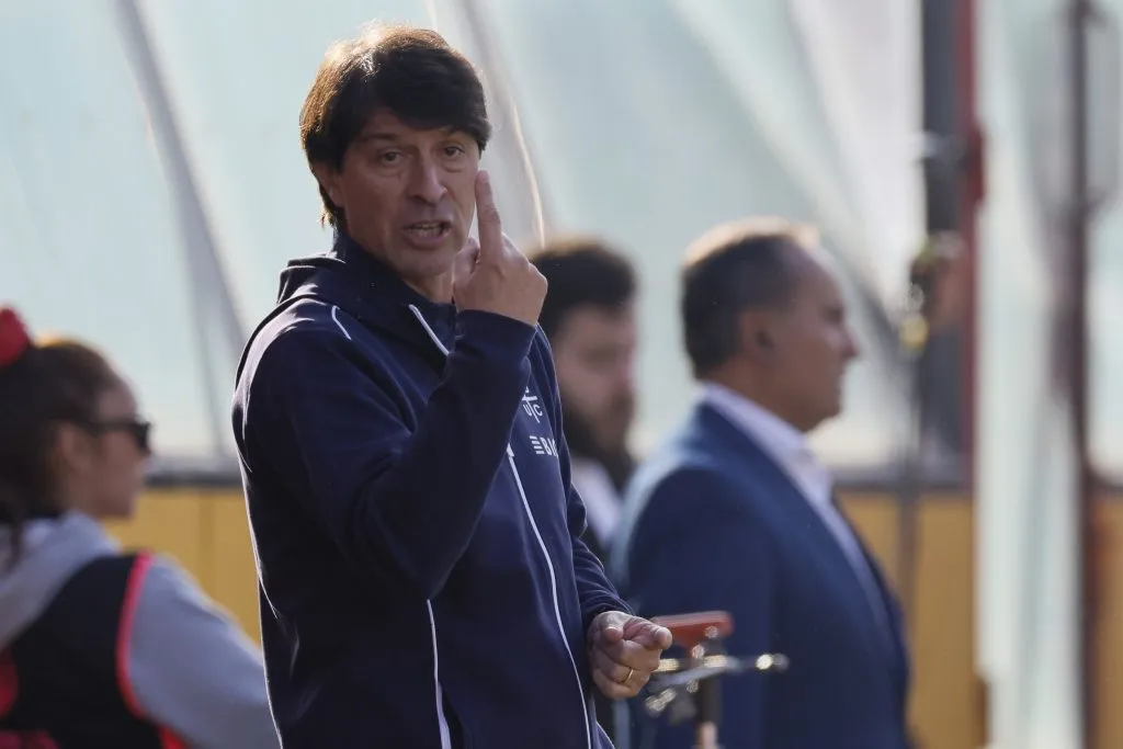 Futbol, Universidad Catolica vs Colo Colo.
Fecha 5, Liga de Primera 2025
El entrenador de Universidad Catolica Daniel Garnero es fotografiado durante un partido de primera division contra Colo Colo disputado en el estadio Santa Laura en Santiago, Chile.
06/07/2025
Andres Pina/Photosport
Football, Universidad Catolica vs Colo Colo.
5th turn, First Division League 2025
Universidad Catolica head coach Daniel Garnero is pictured during a first division match against Colo Colo at the Santa Laura stadium in Santiago, Chile.
06/07/2025
Andres Pina/Photosport