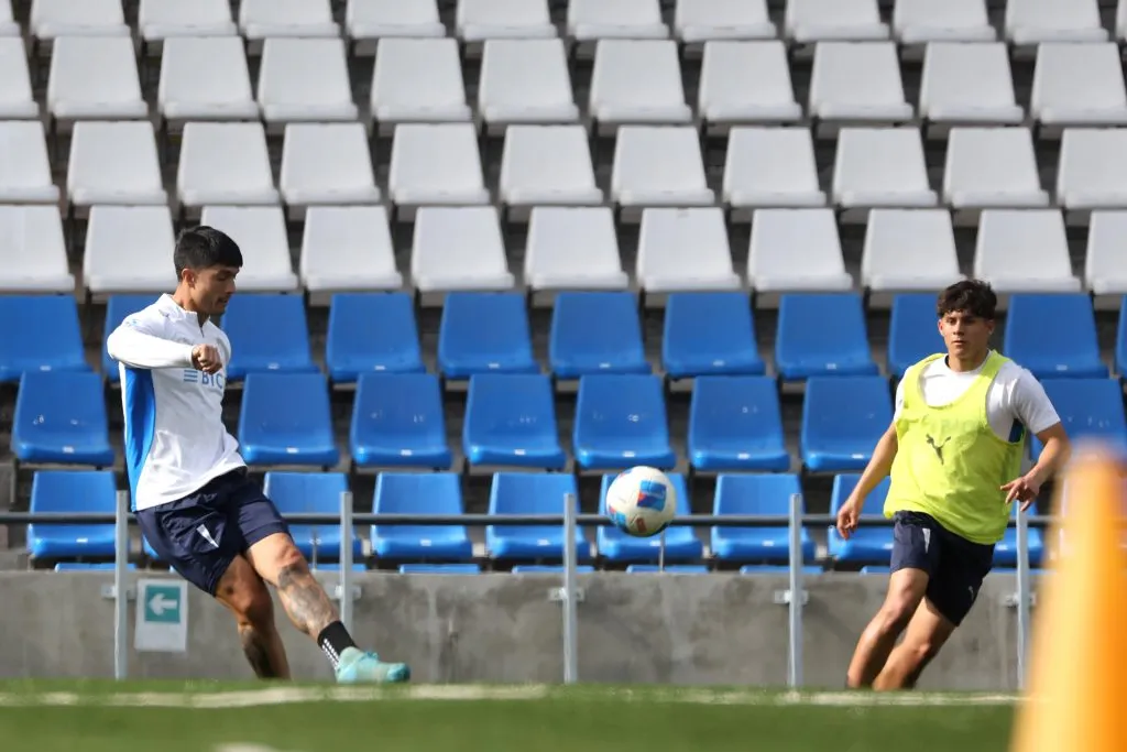 Valber Huerta en una práctica en el césped del Claro Arena. (Jonnathan Oyarzun/Photosport).