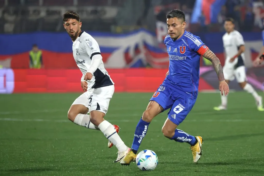 Felipe Loyola lanzó una polémica frase contra la U en pleno partido con Independiente. Foto: Photosport.