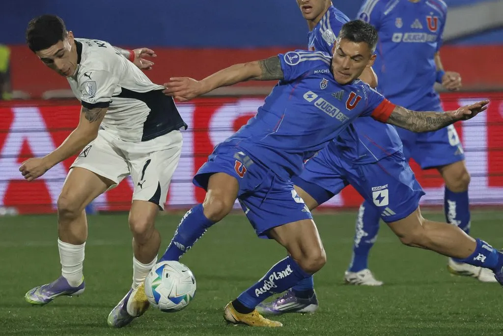 Charles Aránguiz le avisó a la U que se le viene una vuelta muy complicada ante Independiente. Foto: Photosport.
