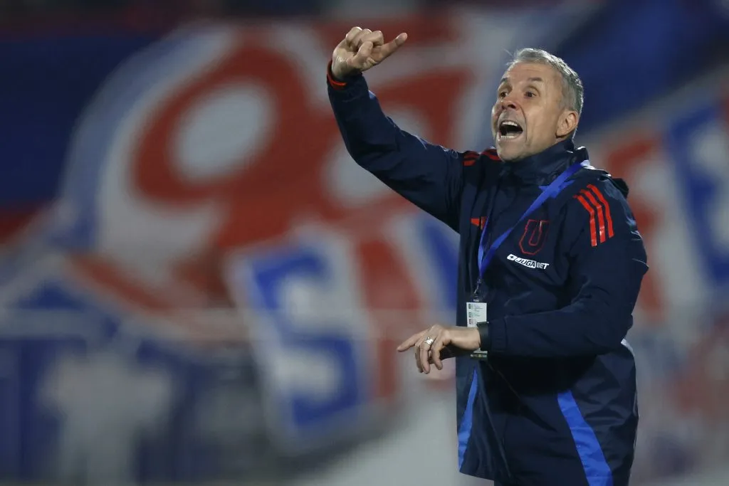 Pese al hombre de más en los minutos finales, la Universidad de Chile de Gustavo Álvarez no pudo aumentar su ventaja pensando en la vuelta. | Foto: Photosport.