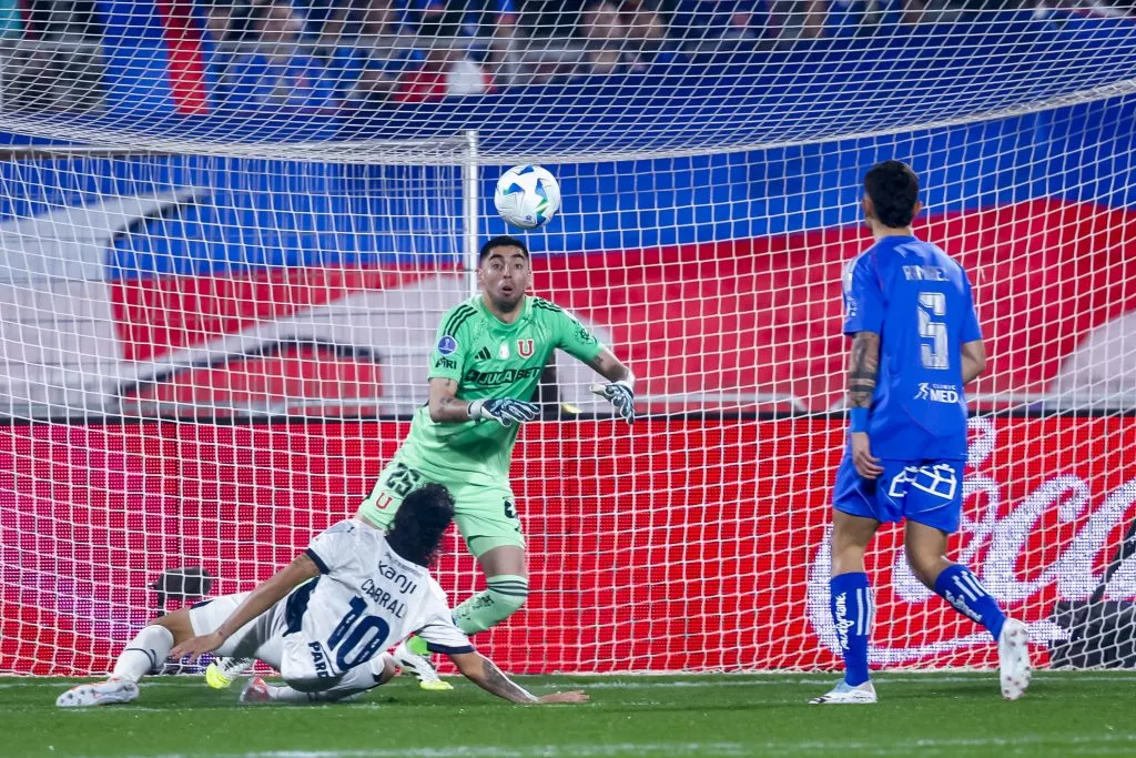 Gabriel Castellón fue una de las buenas figuras en el triunfo de Universidad de Chile sobre Independiente. | Foto: Photosport.