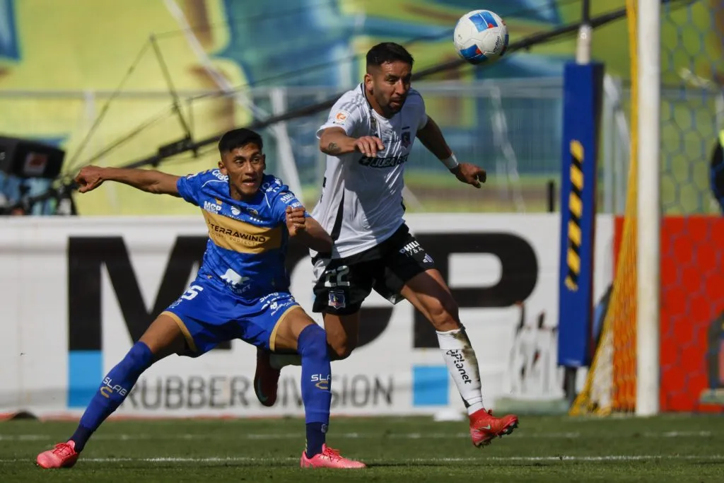 Mauricio Isla se transformó en un capitán sin jineta, incluso por encima de Esteban Pavez, en el camarín de Colo Colo. Foto: Photosport.
