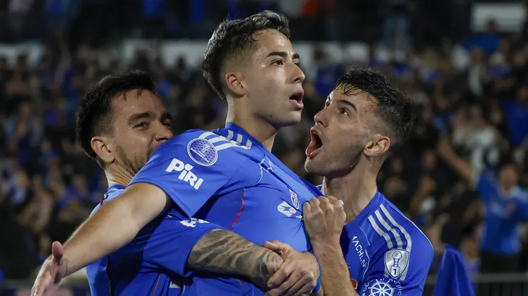 El buen momento de Lucas Assadi es celebrado por sus compañeros en Universidad de Chile.