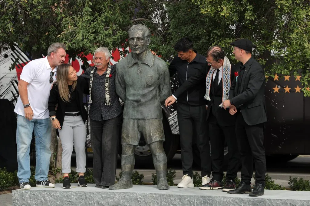 Carlos Caszely en la inauguración de la estatua de David Arellano. Imagen: Photosport
