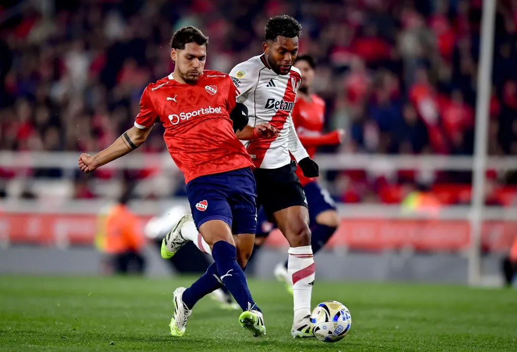 AVELLANEDA, ARGENTINA – AUGUST 09: Nicolas Freire of Independiente battles for possession against Miguel Borja of River Plate during a Torneo Clausura Betano 2025 match between Independiente and River Plate at Estadio Libertadores de América on August 09, 2025 in Avellaneda, Argentina. (Photo by Marcelo Endelli/Getty Images)