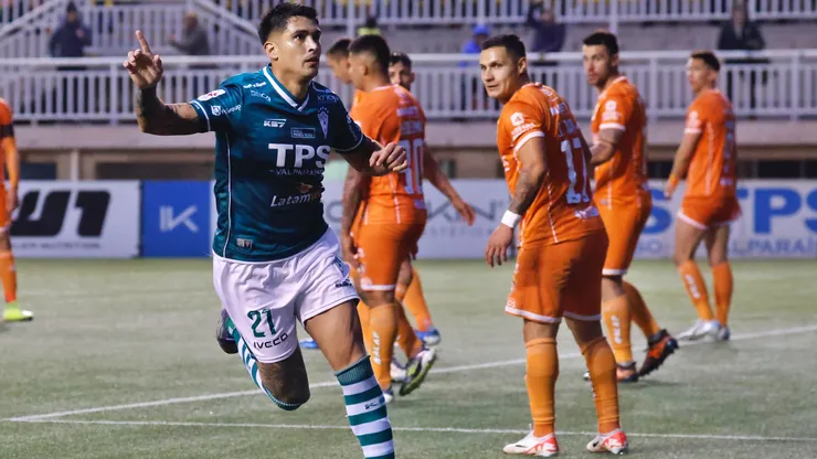 Wanderers presentó nueva camiseta: Hinchas la comparan con la de Cobreloa.