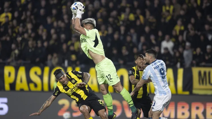 Brayan Cortés en la victoria de Peñarol ante Racing.