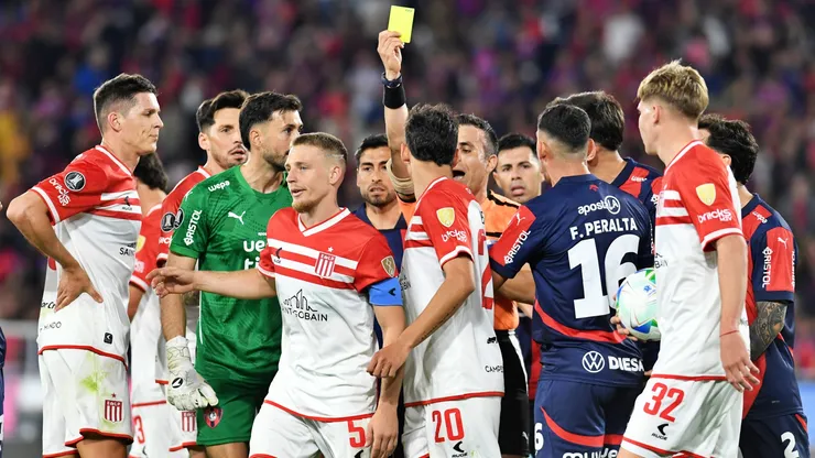 Piero Maza provocó polémica en partido de Copa Libertadores.